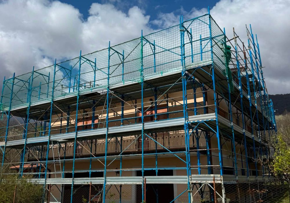 Le attrezzature vengono trasportate in cantiere e organizzate per consentire il corretto svolgimento delle operazioni._3redilizia